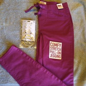 Burgundy jeggings + earrings